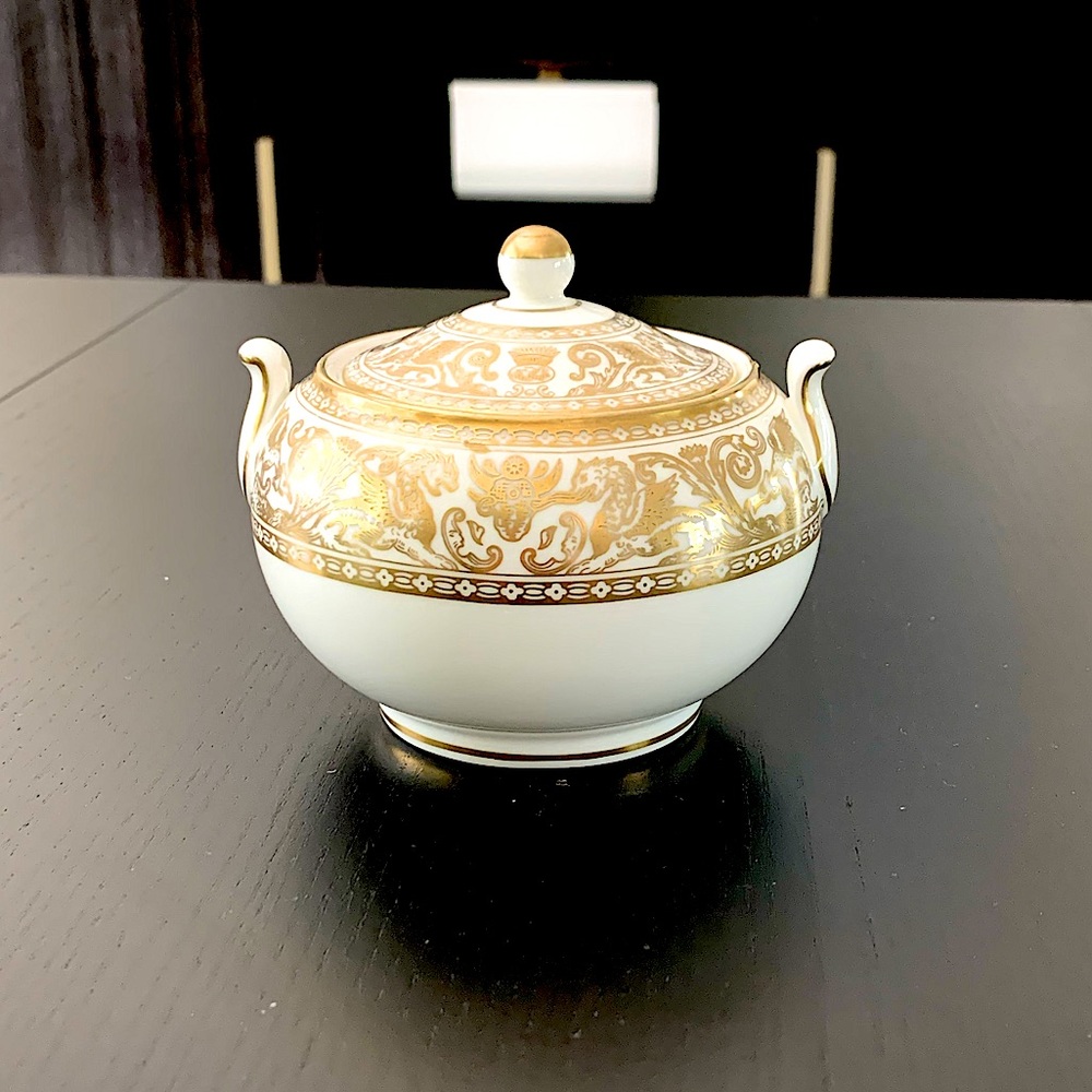 WEDGWOOD England Bone China  GOLD FLORENTINE W4219 Covered Sugar Bowl